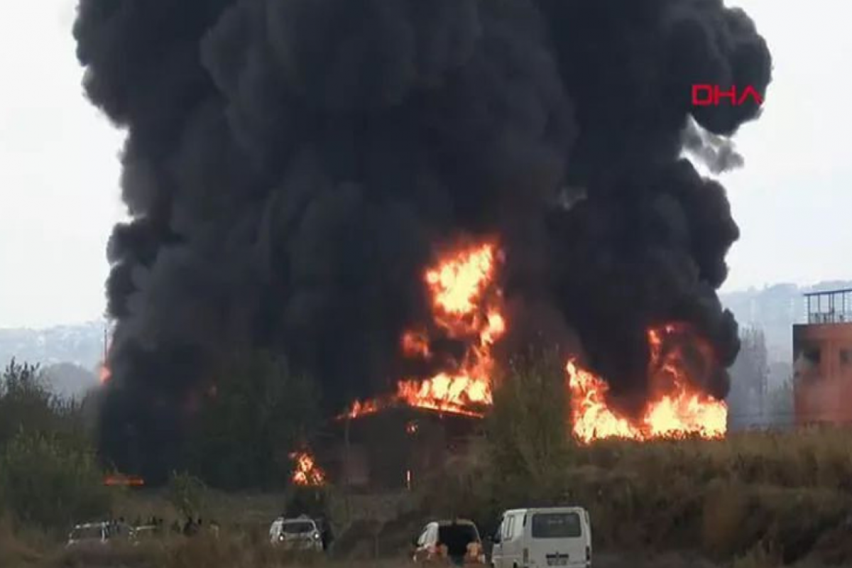 В Турции горит химический завод