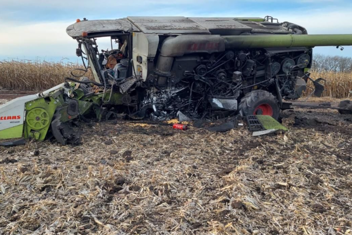 В Сумской области на поле подорвался комбайн