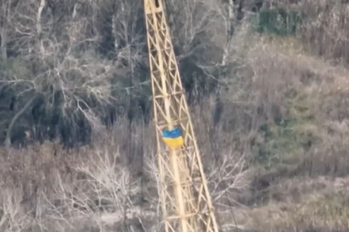 Украинские воины подняли флаг Украины на левом берегу реки Днепр на Херсонщине