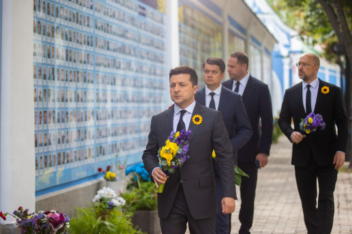 Зеленский почтил память павших за Украину