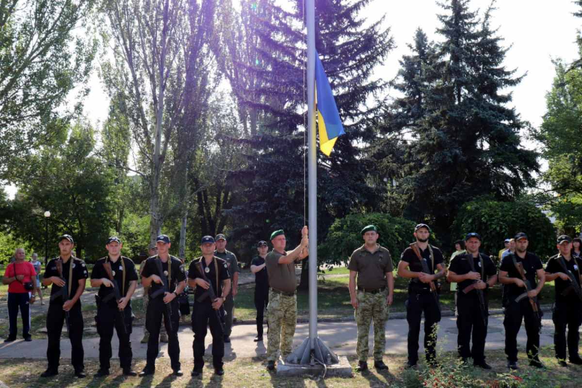 В Лисичанске подняли Государственный Флаг Украины