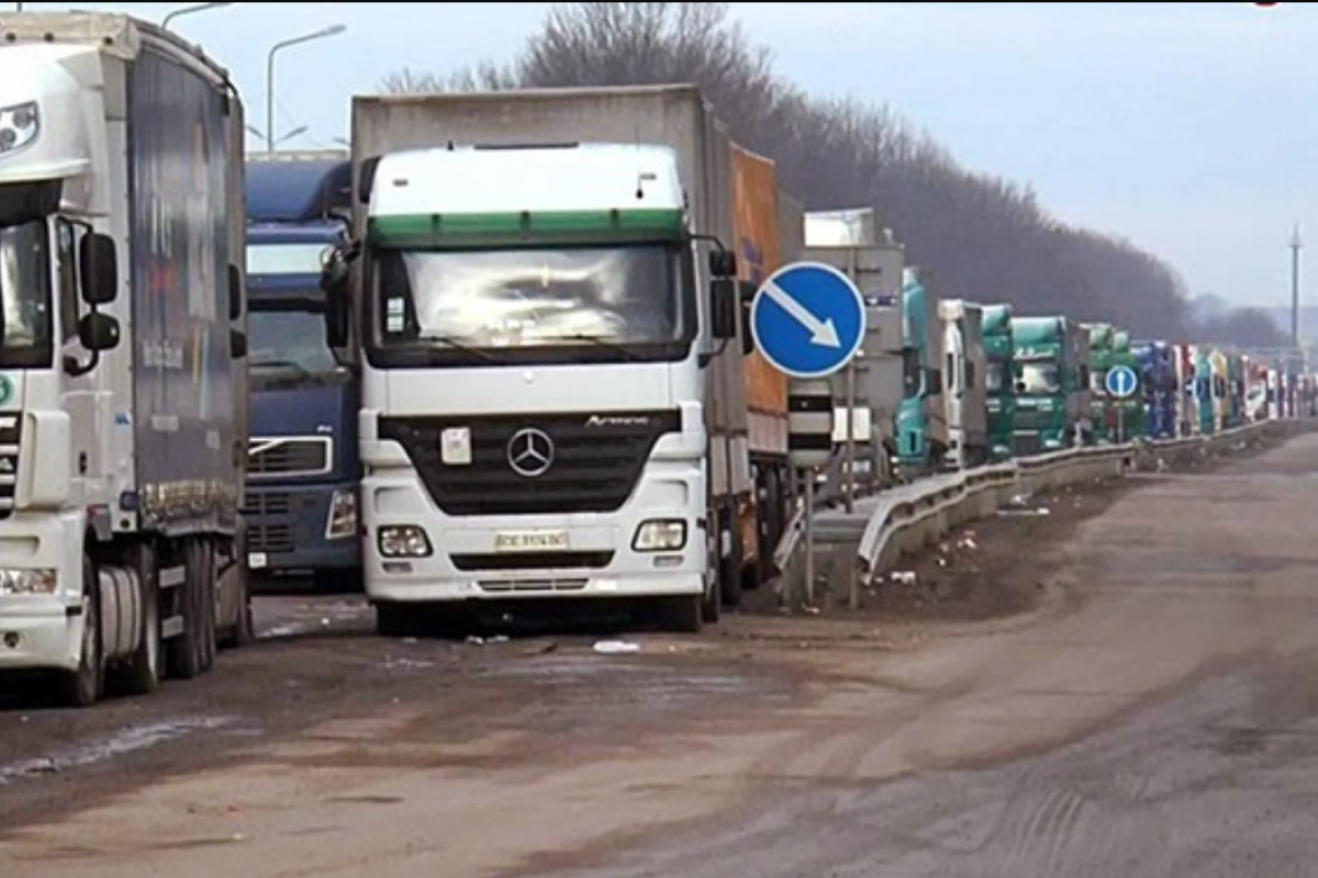 В Украине планируют сделать платными дороги для грузовиков