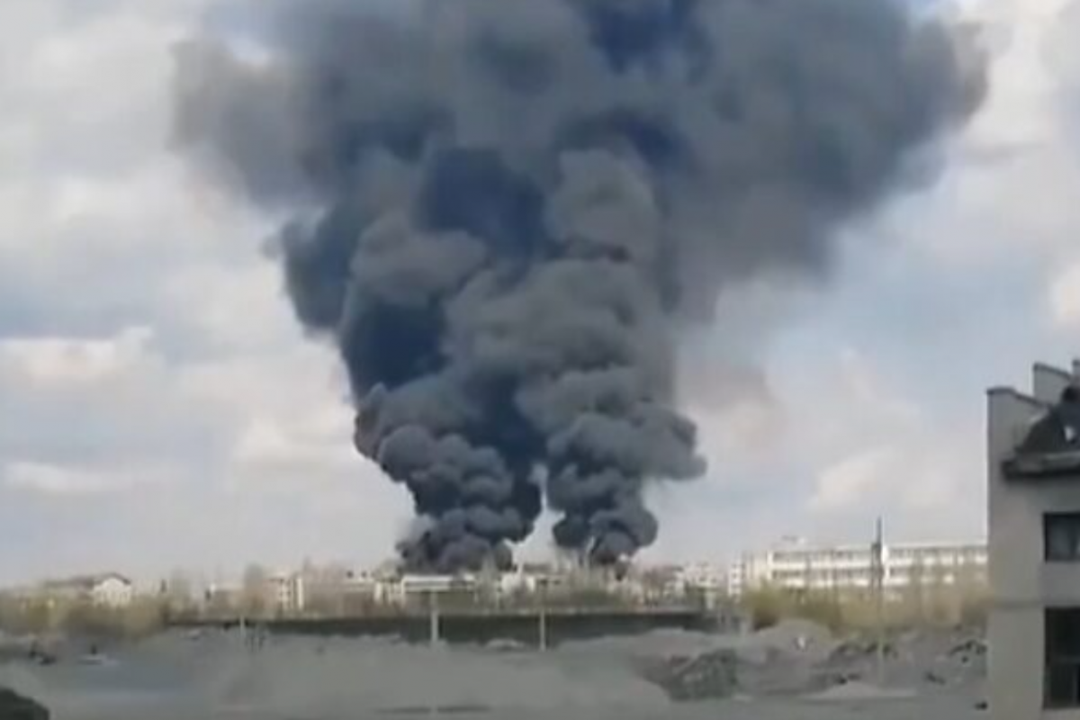 В Рубежном пожар на территории воинской части: вспыхнул бензовоз ВСУ