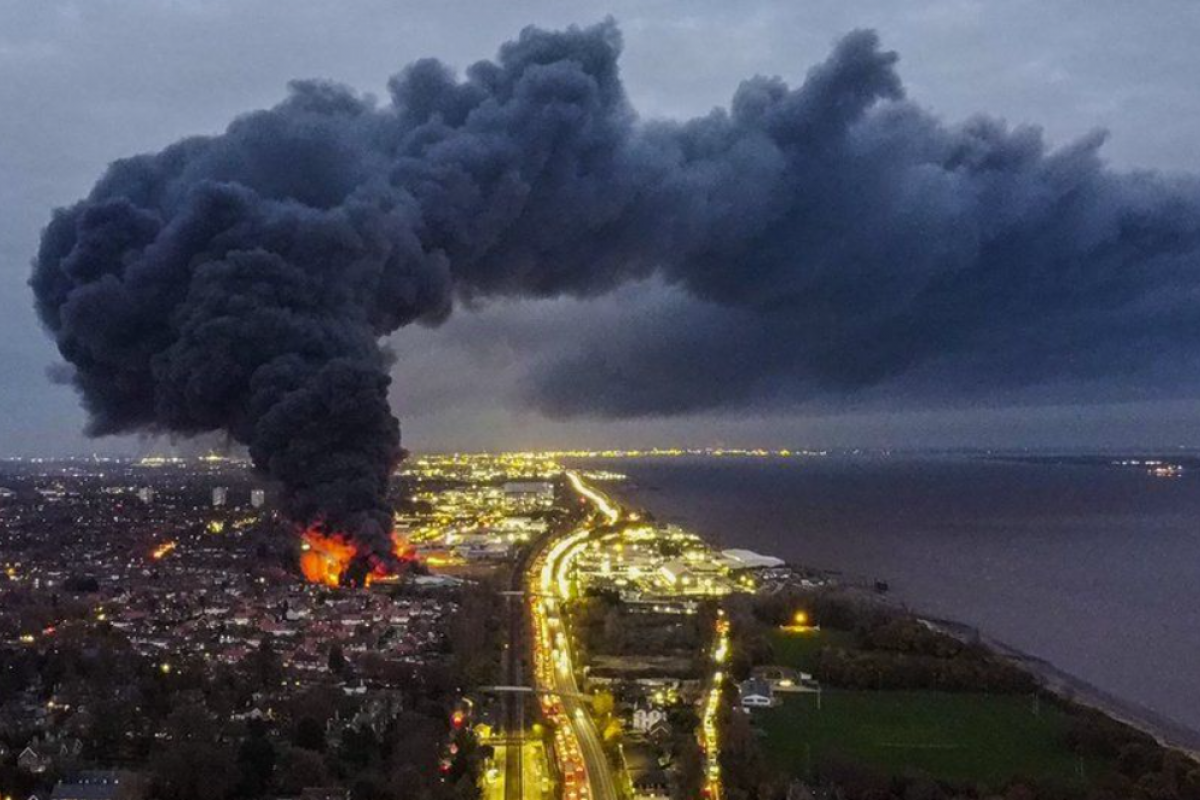 В Британии произошел пожар на заводе по производству пластмасс