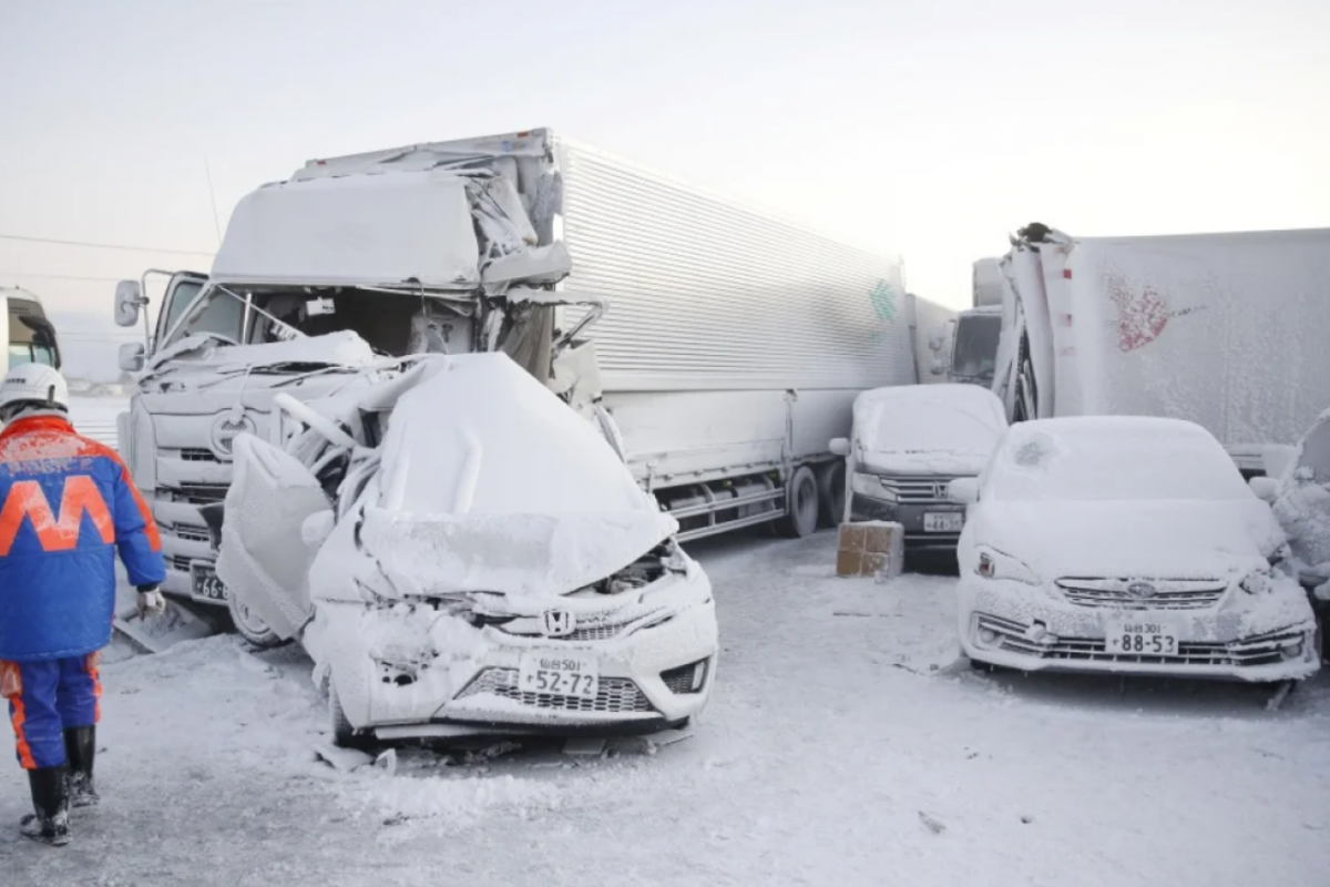 В Японии из-за снежного шторма столкнулось более 134 авто