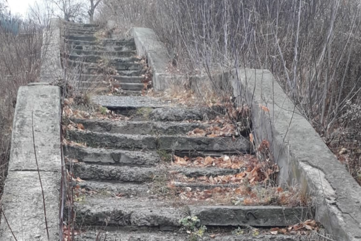 В Лисичанске восстановили лестницу возле ж/д