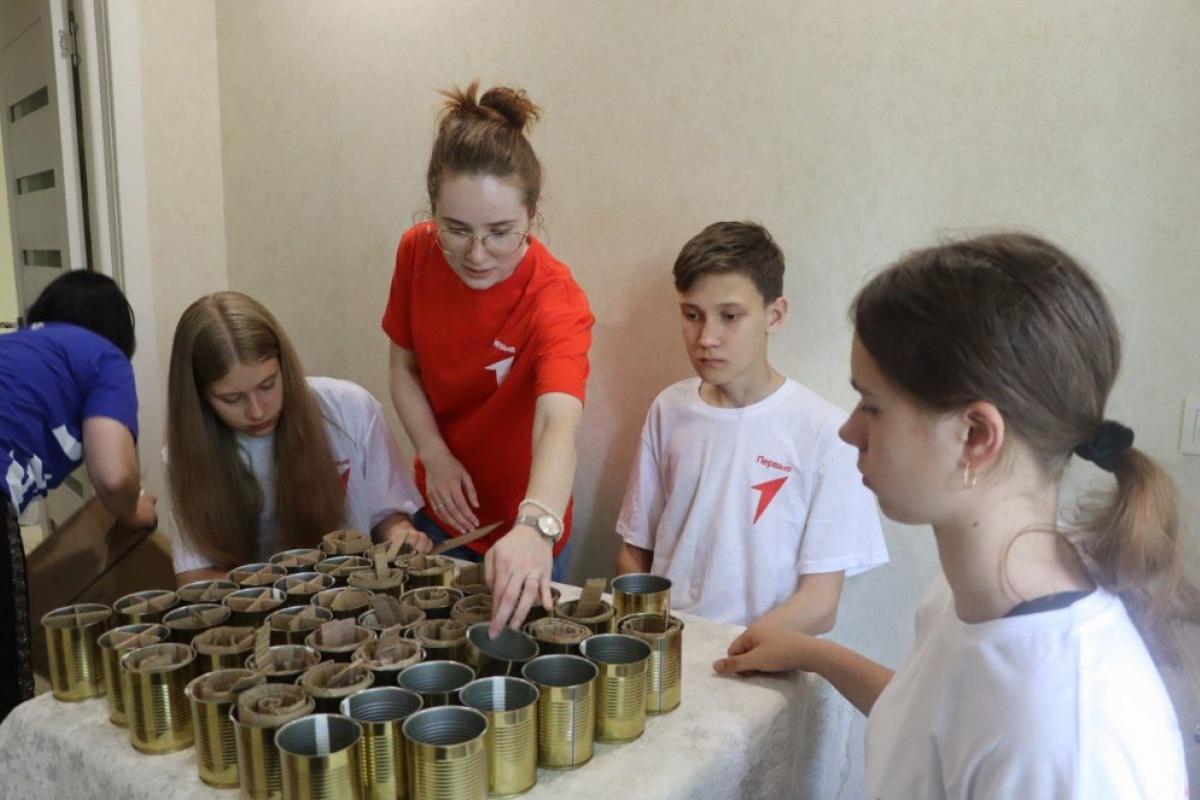 В Северодонецке школьников заставляют делать окопные свечи для оккупантов