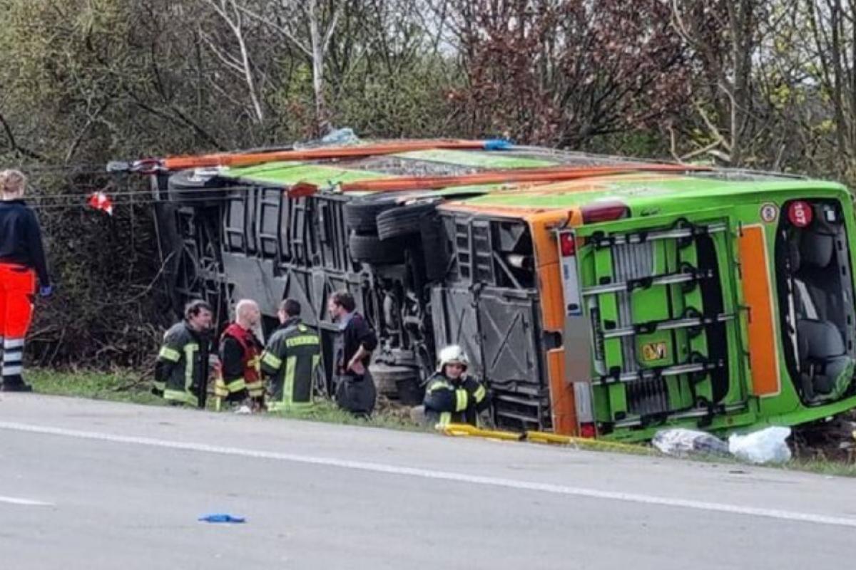 В Германии перевернулся междугородний автобус