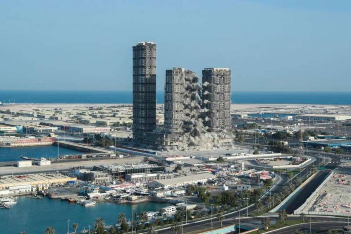 В ОАЭ взорвали четыре небоскреба