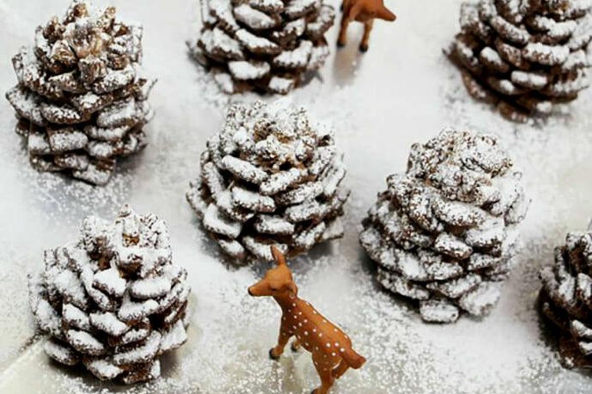 Новогодний десерт «Сосновая шишка в снегу»