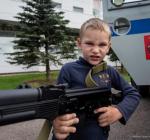 Коли пропаганда заходить у клас: у Донецьку діти “карають” портрети тих, хто проти війни