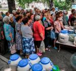  поки влада рапортує, люди в Сіверськодонецьку стоять за гарячим обідом"