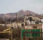 Окупована Кремінна на Луганщині залишається однією з найнапруженіших точок на сході України, де війна відчувається буквально в кожному дворі. Попри відносну "тишу" на вулицях, мешканці у чатах повідомляють: обстановка — тривожна, небо — гуде від дронів, а