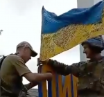Украинские воины подняли государственный флаг на въезде в Лиман