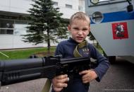 Коли пропаганда заходить у клас: у Донецьку діти “карають” портрети тих, хто проти війни