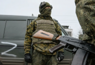 Росіяни підкидають зброю та українську символіку мешканцям окупованої Луганщини, щоб фабрикувати справи