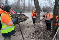 Рубіжне в об'єктиві: окупанти знімають прибирання, а сміття не зникає