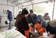 "Святковий" пайок: у Сєвєродонецьку та Рубіжному люди мерзнуть за тарілку їжі