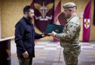 Президент України Володимир Зеленський відвідав Донеччину, де зустрівся з нашими захисниками, які беруть участь у Добропільській контрнаступальній операції. Глава держави поспілкувався з воїнами, подякував їм за високі результати та відзначив державними н