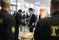 На окупованій Луганщині охоронцям у школах офіційно дозволили обшукувати дітей. Тепер перевірки особистих речей, одягу та сумок учнів стали звичною практикою в освітніх закладах під контролем окупаційної влади.