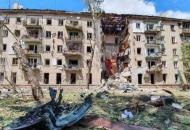 В Луганске жители разрушенного дома жалуются, что власти их бросили
