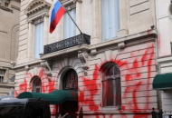 В Нью-Йорке неизвестные облили фасад консульства РФ красной краской