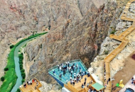 В Турции открыли для посетителей стеклянную смотровую площадку над 200-метровой пропастью