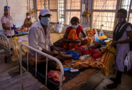 В Индии более 300 человек заразилось неизвестной болезнью