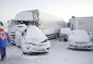 В Японии из-за снежного шторма столкнулось более 134 авто