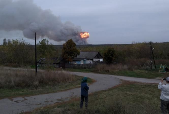 Под российской Рязанью продолжают взрываться боеприпасы на складе воинской части