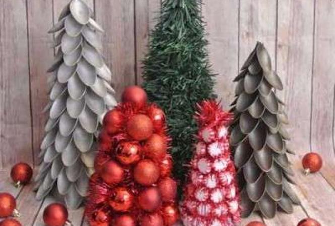 Новогодняя елочка из пластиковых ложек (Christmas tree made of plastic spoons)