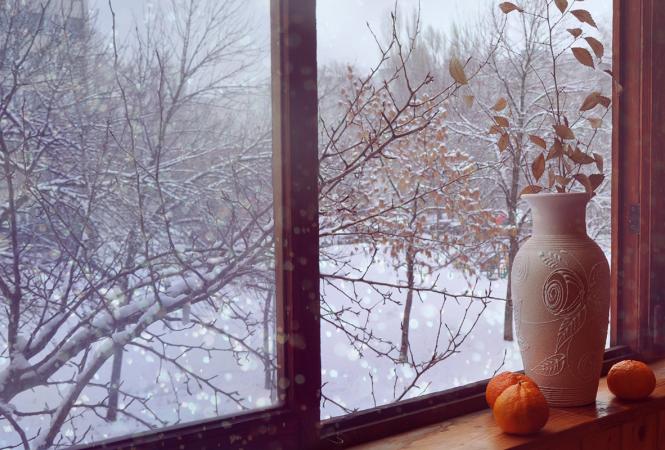 снег за окном