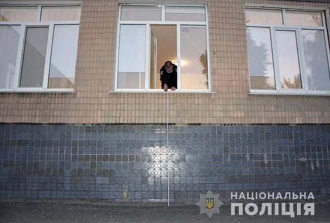 В детсаду Хмельницкого 2-летний малыш выпал из окна