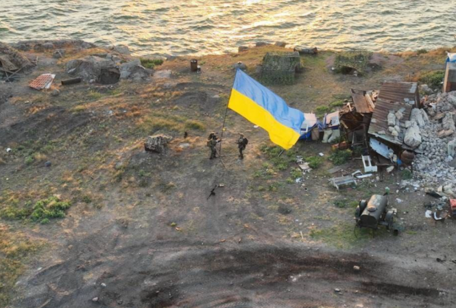 На острове Змеиный установили украинский флаг