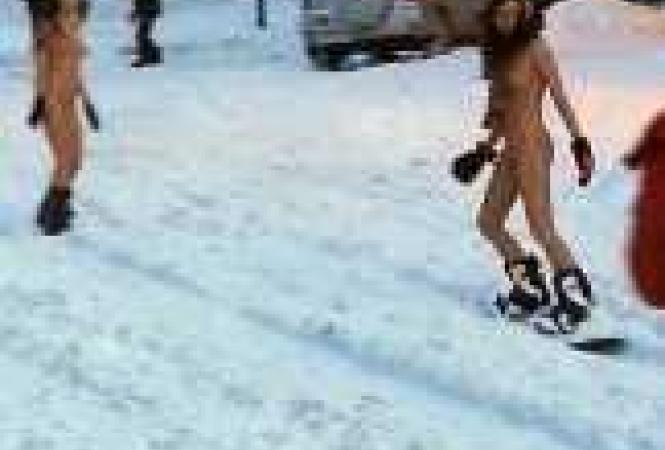 голые девушки катаются на лыжах