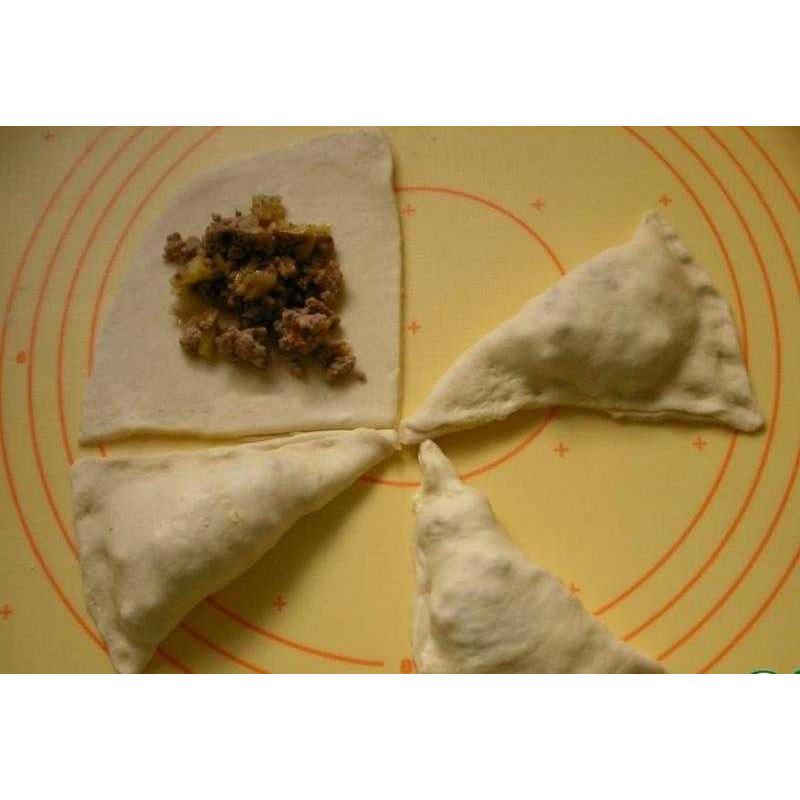 Жареные пирожки-уголки Жареные пирожки-уголки