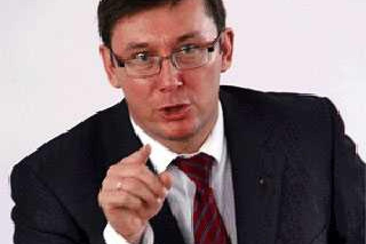 Отвечать за кровопролитие должны командиры, а не рядовые - Луценко Отвечать за кровопролитие должны командиры, а не рядовые - Луценко