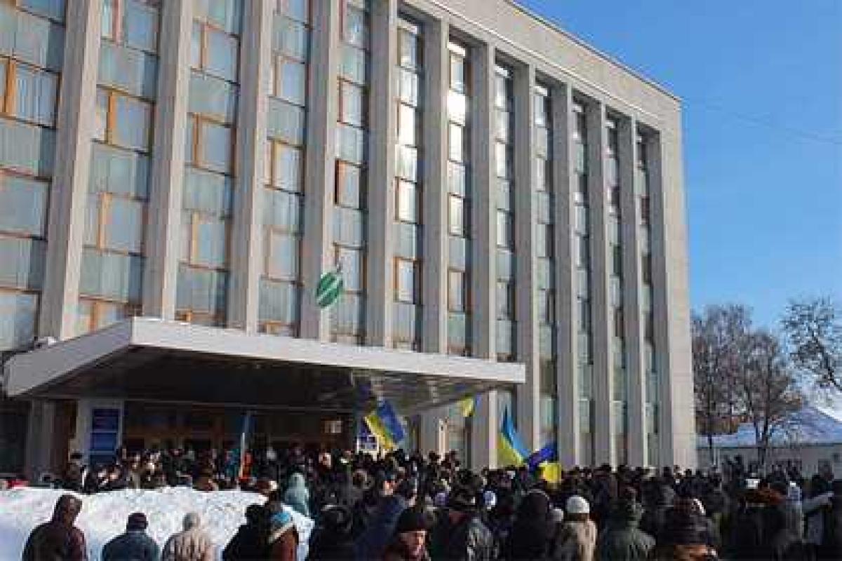 В Чернигове оппозиция согласилась покинуть облсовет В Чернигове оппозиция согласилась покинуть облсовет