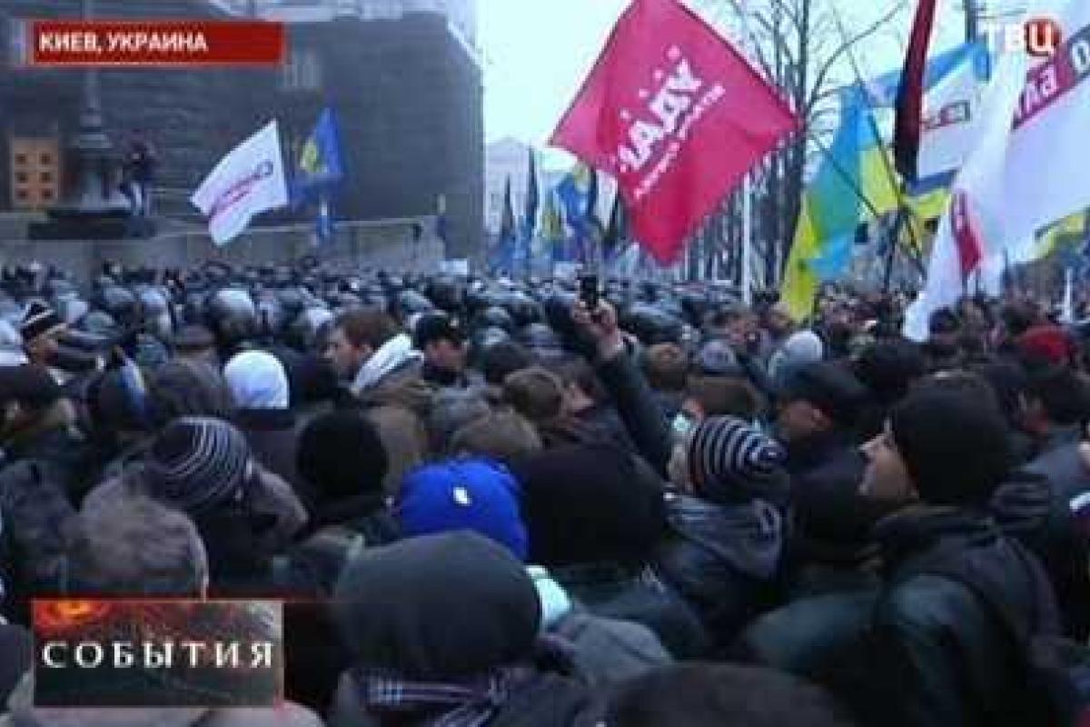 Митингующие в Киеве окружили правительственный квартал Митингующие в Киеве окружили правительственный квартал