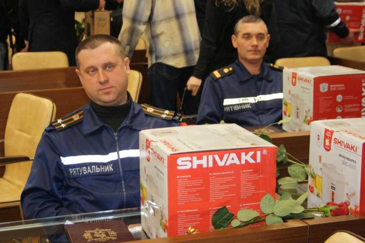 Запорожских спасателей наградили за борьбу с непогодой Запорожских спасателей наградили за борьбу с непогодой