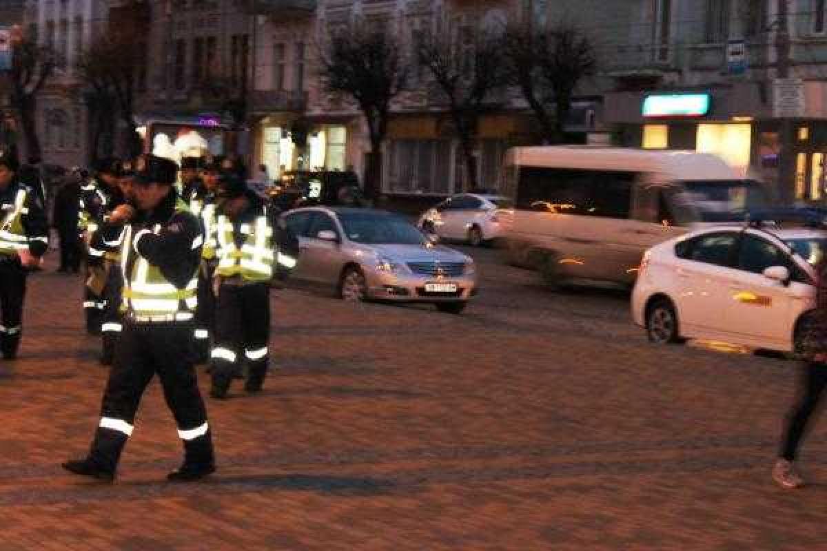 Автомайдановцы, представители "Правого сектора" и сотрудники ГАИ патрулируют улицы Винницы Автомайдановцы, представители "Правого сектора" и сотрудники ГАИ патрулируют улицы Винницы