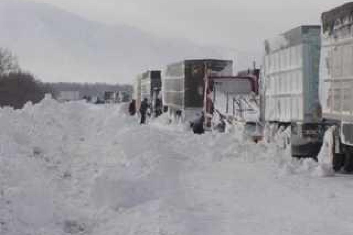 На дорогах Украины продолжается борьба со снежными заносами На дорогах Украины продолжается борьба со снежными заносами