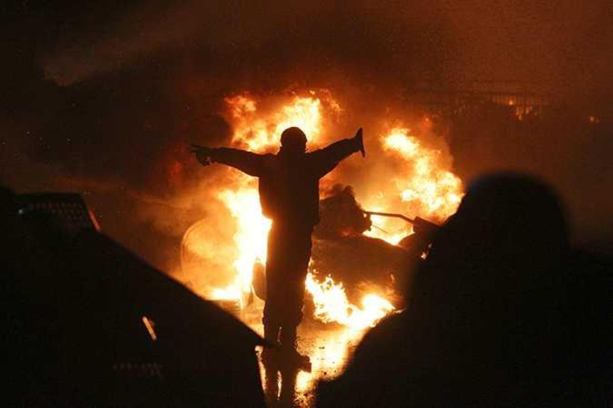 Митингующие пытаются захватить администрацию Януковича 