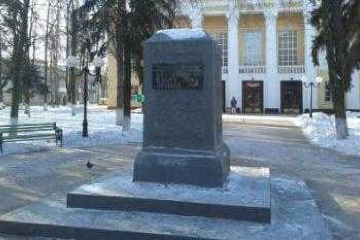Ленина возле ДК «Химик» в Сумах свергли с постамента Ленина возле ДК «Химик» в Сумах свергли с постамента