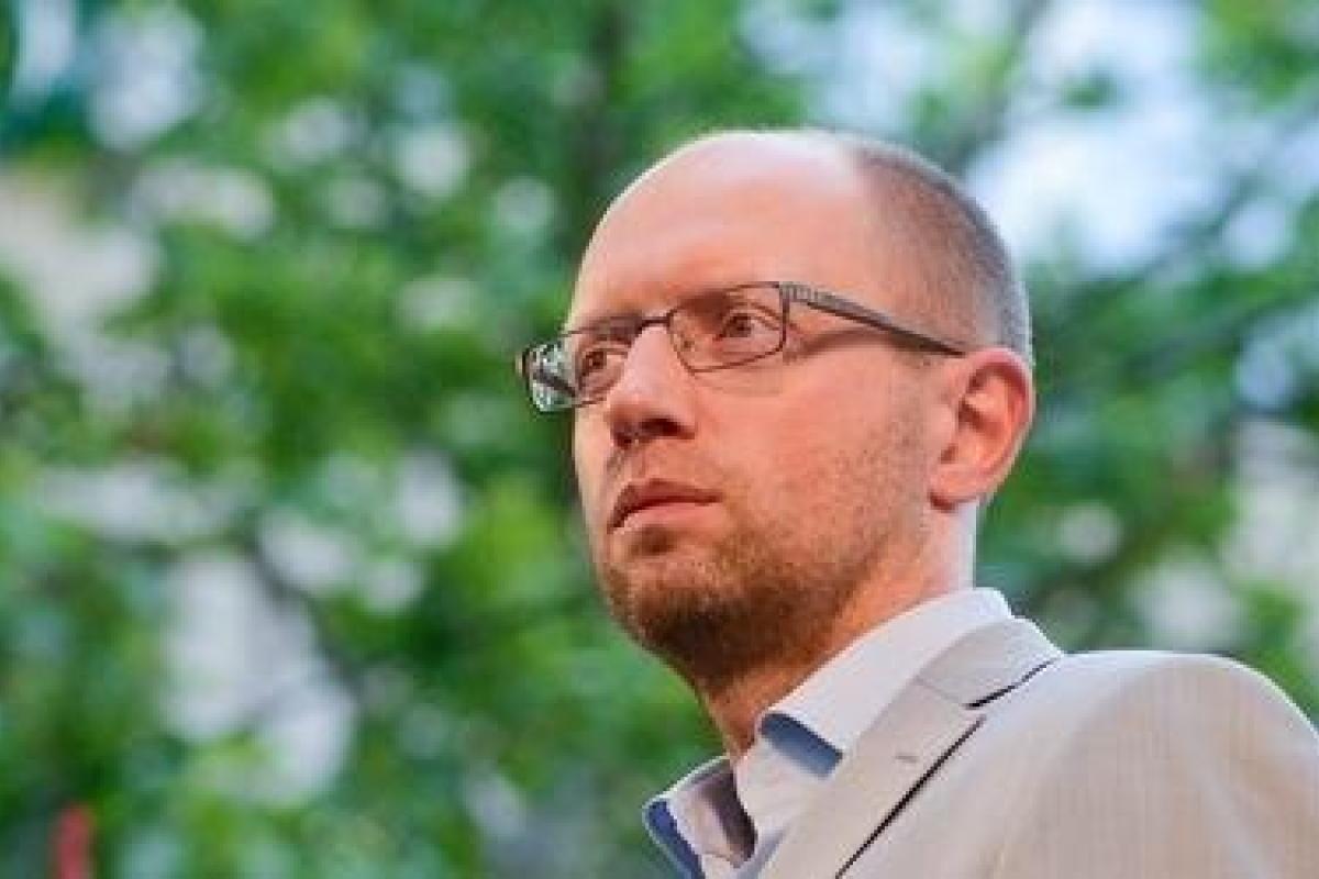 Россия начала вести себя как вооруженный гангстер на территории Европы - А.Яценюк