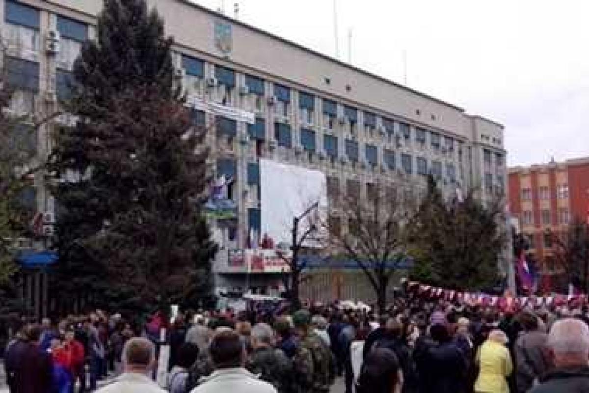 Луганские митингующие хотят участвовать в параде на 9 мая с российскими флагами Луганские митингующие хотят участвовать в параде на 9 мая с российскими флагами