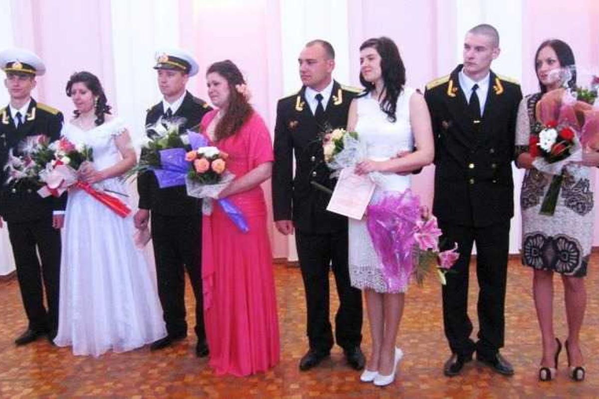 В Очакове украинские военные отгуляли одновременно 4 свадьбы В Очакове украинские военные отгуляли одновременно 4 свадьбы