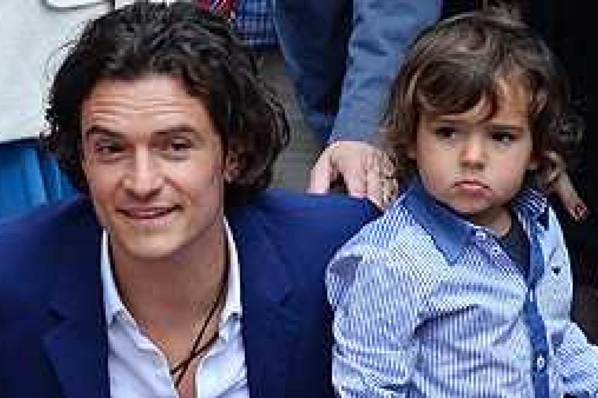 Маленький сын Орландо Блума делит со звездным отцом любовь поклонников Маленький сын Орландо Блума делит со звездным отцом любовь поклонников