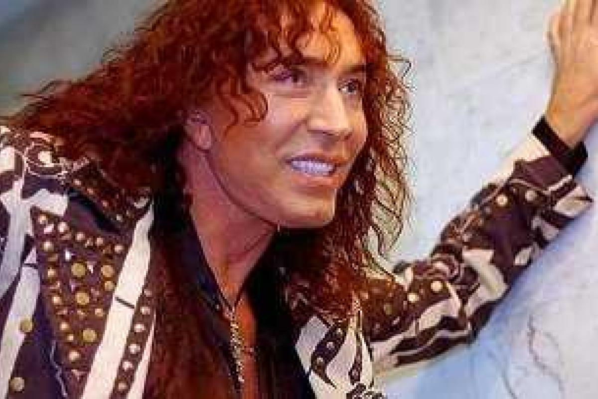 Поклонник подарил Валерию Леонтьеву серебряный дельтаплан