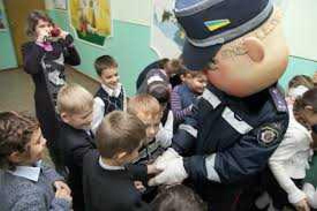 Киевская милиция рассказывает школьникам о недопущении преступлений и юридической ответственности Киевская милиция рассказывает школьникам о недопущении преступлений и юридической ответственности